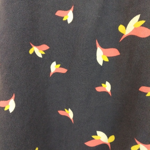 Torrid FLORAL PRINT CREPE RUFFLED TULIP BACK TOP - Picture 3 of 6